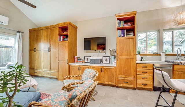 2 Mi to Golden 1 Center: Quiet Studio w/Patio
