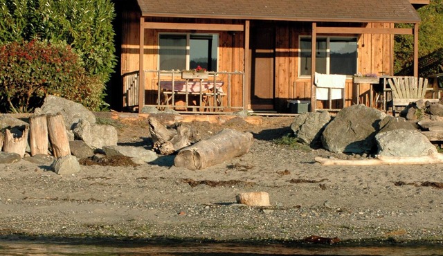 2BR Cabin on Epic west-facing beach with sunset views!