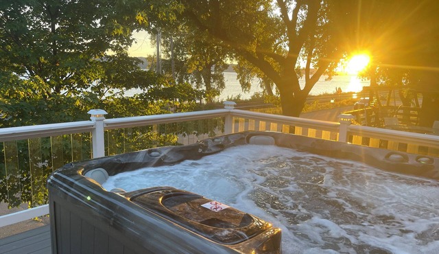 2nd story hot tub w/lake views in ideal location