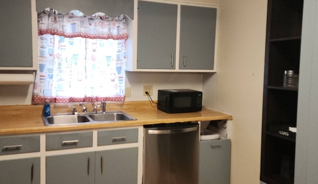 3 bedroom close to downtown for business or pleasure travelers.