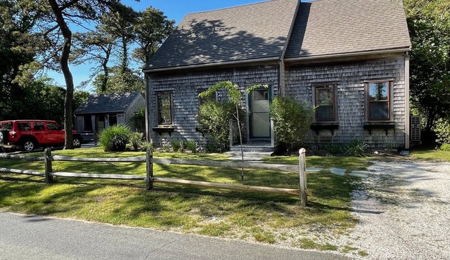 3B/2.5b Steps to 40th Pole Beach! Fenced Yard, Large Deck. Dogs OK!