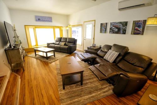 3BR Valley Home wKing beds & Free Tram Tickets!