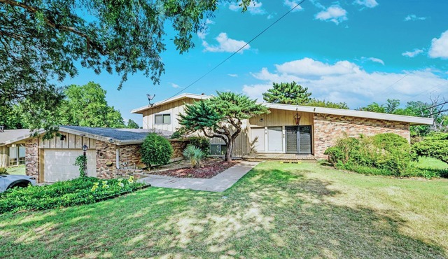 A spacious country home right in the city with the full golf course view