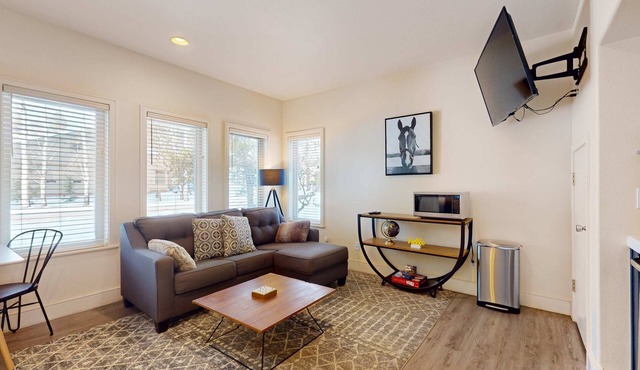 Adorable Bend townhome with ideal location, kitchenette & central AC