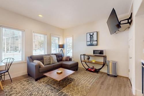 Adorable Bend townhome with ideal location kitchenette & central AC