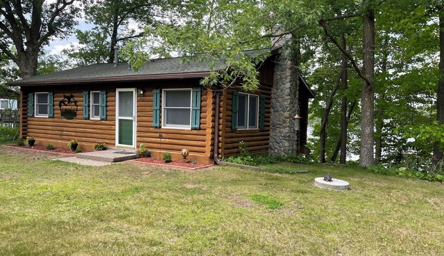 Adorable lakeside log cabin on clear Horse Shoe lake perfect 2 bedrooms & wifi