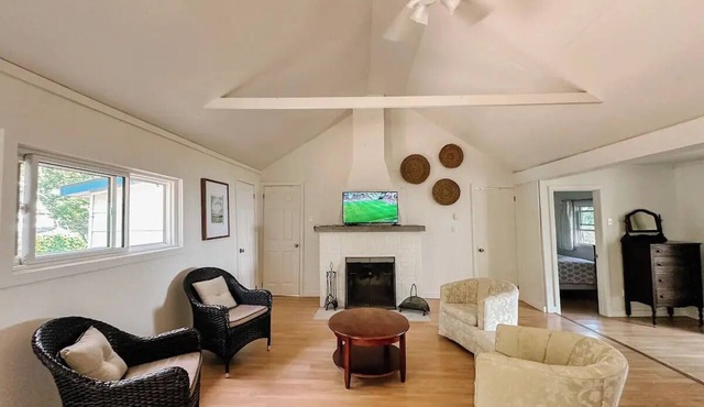 Amberley Beach lakefront cottage