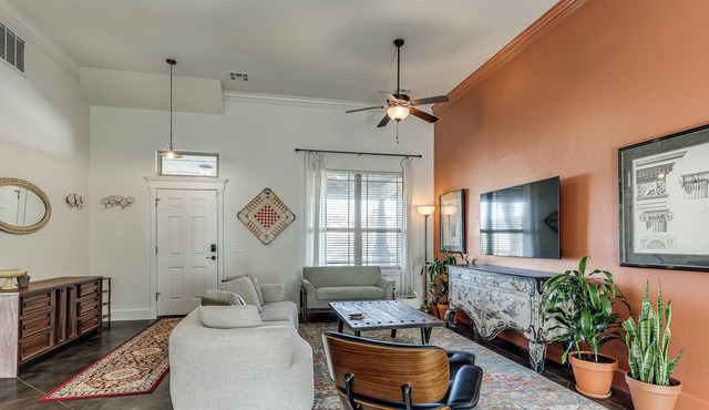 Antique and Modern Charming 3-bedroom home, 7 mins to Paycom & Convention Center