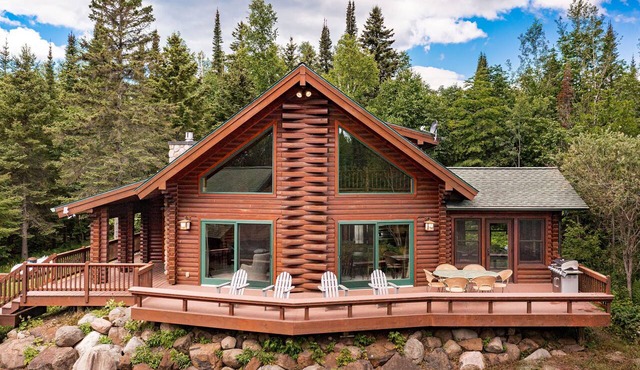 Authentic Up North Log Cabin with Modern Comforts