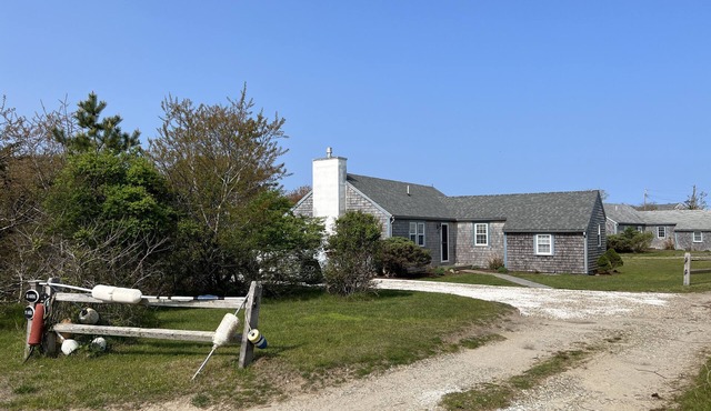 Beach walking distance! Single house 3 bdr-2bths