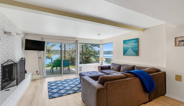 Beachfront retreat w/bay views, covered patio, & more