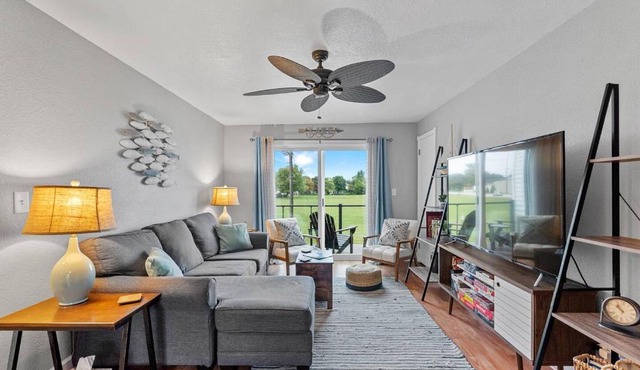 Beachside Condo w Stunning Lake Views