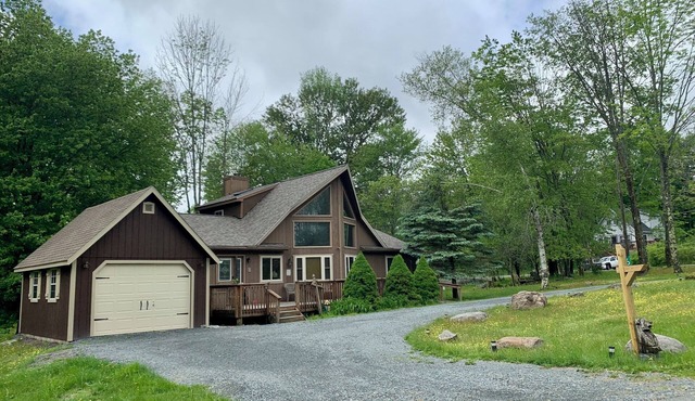 Bearitage Chalet Family Poconos Retreat in The Hideout Lake Pool Ski