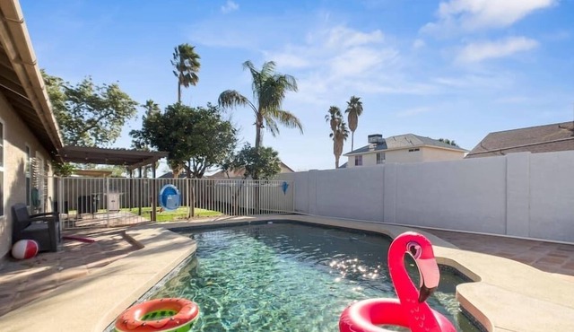 Beautiful! 3bdr Single-Story home - private pool