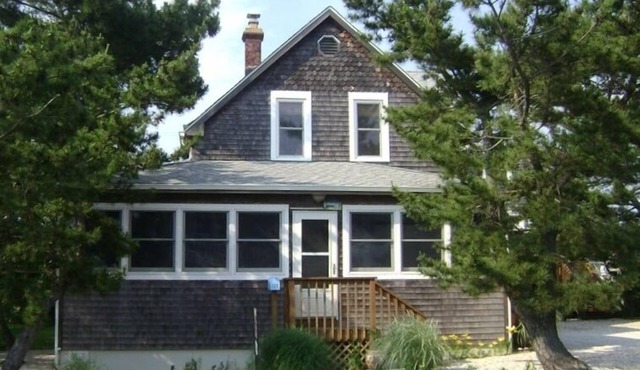 Beautiful 5 Bedroom Victorian Home - 3rd House from Ocean