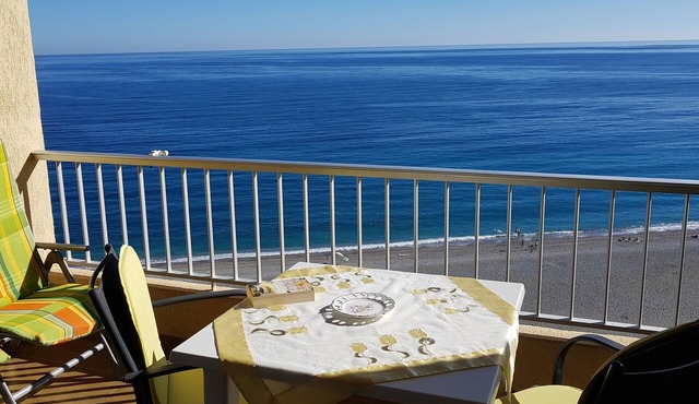 Beautiful beachfront apartment, stunning ocean view, Wi-Fi, A/C, short-term rental license