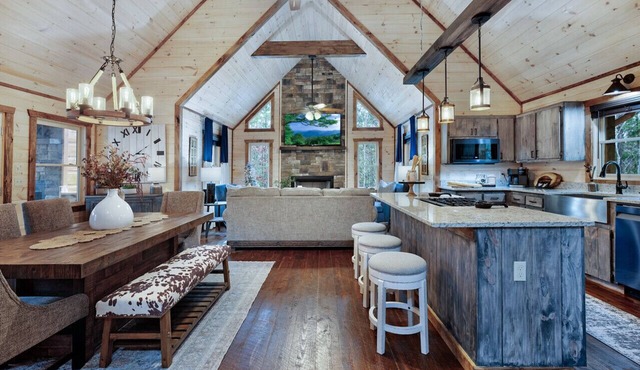 Beautiful, Cozy Cabin, Minutes From Downtown Blue Ridge and Lake Blue Ridge!