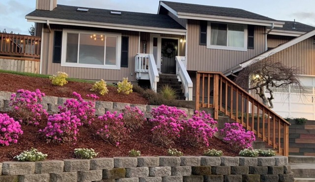 Beautiful home 8 miles from UO! Sleeps 10. 4 bedrooms and 3 full bathrooms.