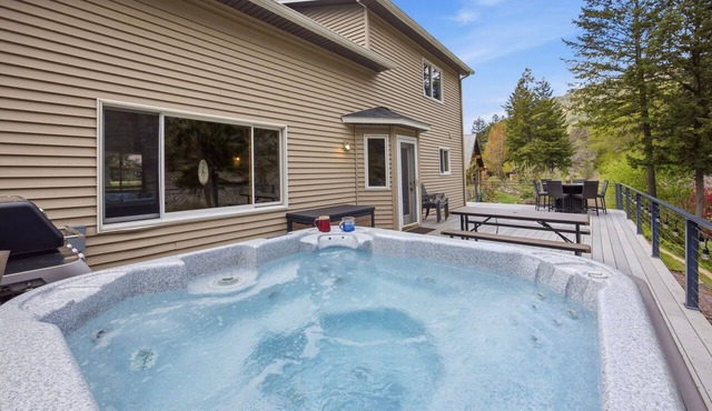 Blackfoot Riverfront House with Hot Tub & Relaxing Views- Minutes to KettleHouse