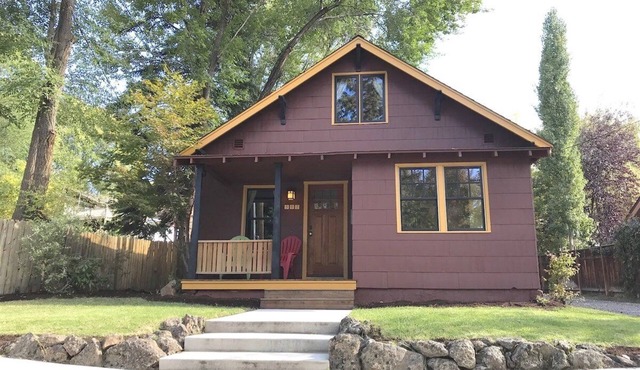 Bluebird Day - Cinder Cone Bungalow: Experience luxury in this charming 2-bedroom bungalow!
