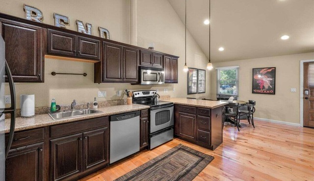 Bluebird Day - Sierra Nook, one-bedroom retreat in Bend, ideal for couples and pet-friendly.