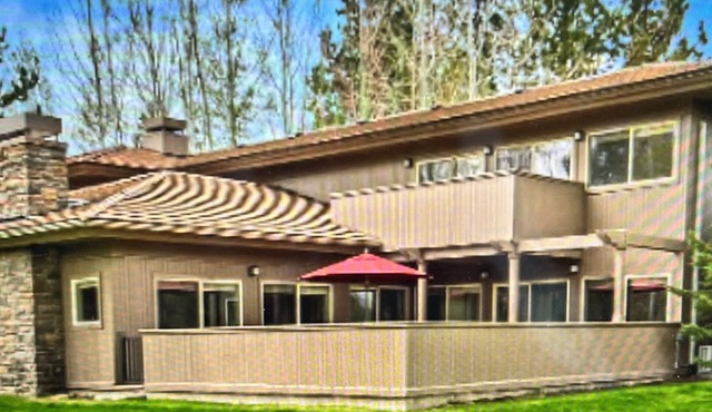 Broken Top Townhome on the 18th Fairway, Large patio, Beautiful view!