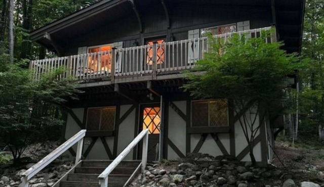 Charming 3-bedrm chalet in beautiful Bellaire Close to Torch Lake -golf courses