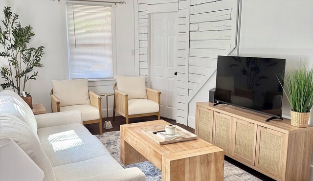 Charming Apartment Near Downtown