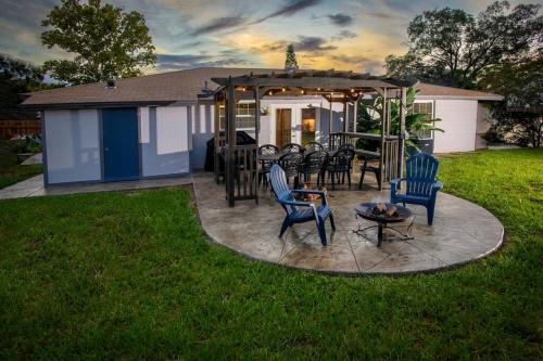 Charming Family Oasis ~ Dog-Friendly ~ Backyard