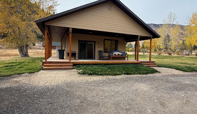 Charming newer 2-bedroom house with WiFi, Dish TV in Pine with wrap around deck.