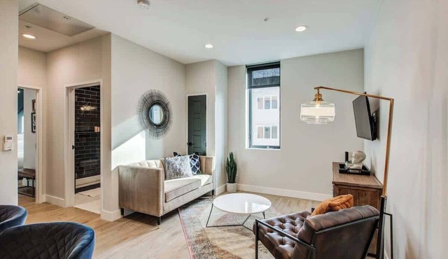 Chic Tennyson St Retreat | Walk to Shops & Cafes
