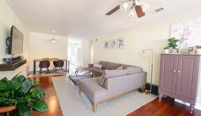 Comfy Chic Condo with Parking