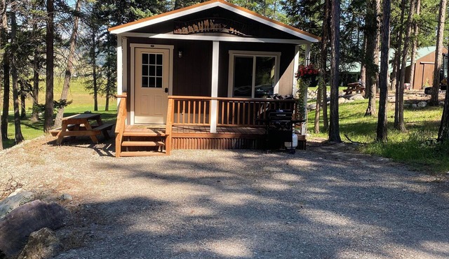 Cozy 1-bedroom cabin located 6 miles from Kalispell Montana.