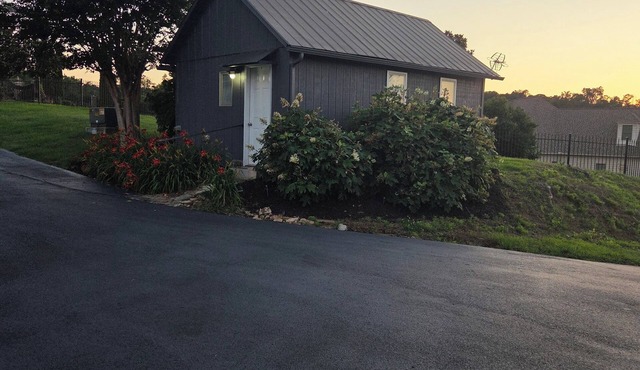 Cozy 1-bedroom studio in tranquil Lenoir City with AC