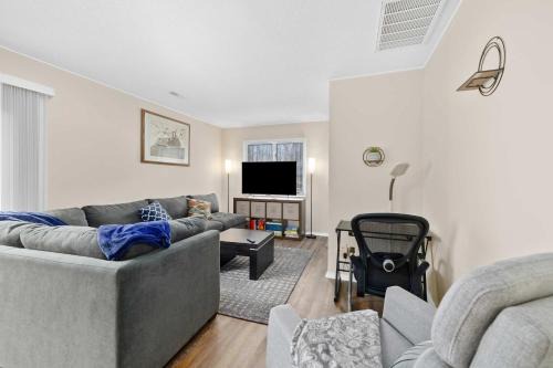 Cozy 2BR - Condo -Near Zoo - Fast WiFi -Garage