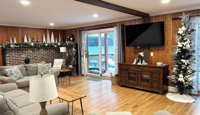 Cozy 4-Season Chalet + Lake Winni + Gunstock + Free Breakfast · Sleeps 8