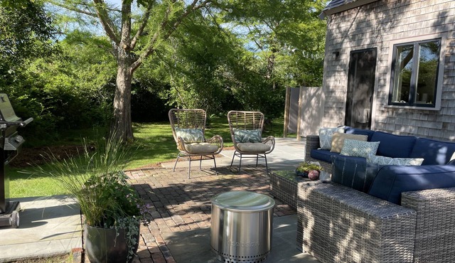 Cozy cottage with easy living half way between Cisco Beach and Nantucket town