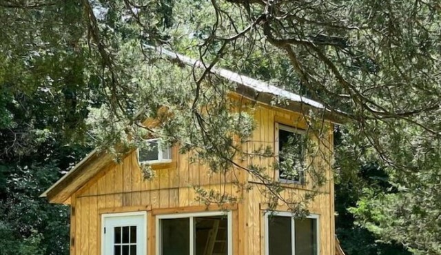 Cozy Tiny Cabin Retreat