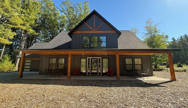 Cranberry Lodge - Hot Tub - Gaming Tables - Pet-Friendly - Sleeping Bear Dunes