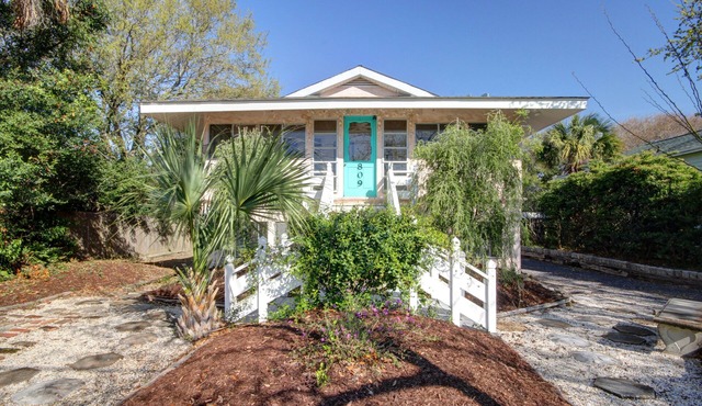 Cute, Cozy Beach Cottage/Duplex - One block to the beach! Location is Key!