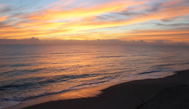 Direct Oceanfront Corner Condo-10 ft to Beach- Fabulous Views -Heated Pool