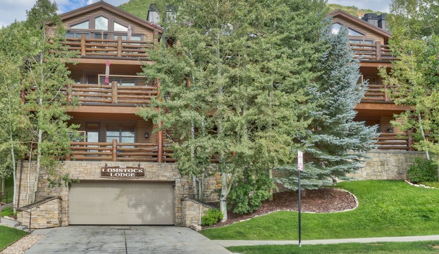 Discover Your Ideal Condo Escape: Free Shuttle, Private Hot Tub & BBQ Await!