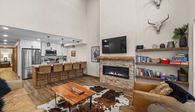 Downtown, private hot tub, Dog friendly!