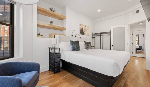 Elegant 1BR Plus: Sky-High City Views + King | Suite 9