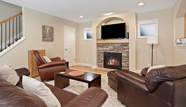 Ellie 30 Day Minimum - Northwest Bend Convenient Location - Private Walled Deck
