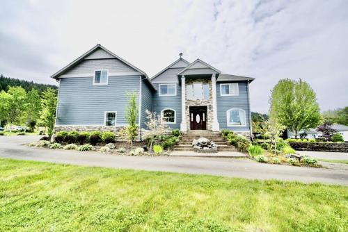 Entire house with basement Redtail Ridge Sleeps up 25 OSU Beaches PNW