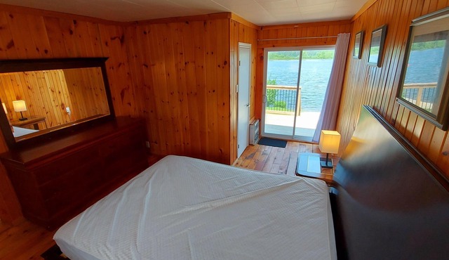Entire Waterfront Resort - 3 Suites, 2 beaches, 3 docks, Sleeps up to 16