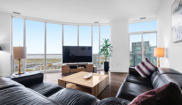 Executive Lakefront 3 Bedroom Penthouse l Private Elevator