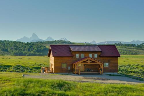 Fire Pit, Deck + Hot Tub: Idaho Group Getaway!