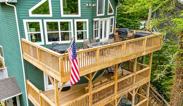 "Five O'Clock Somewhere" ✬ No Wake Cove ✬ Sleeps 22 ✬ Dbl Deck Dock with/Slide